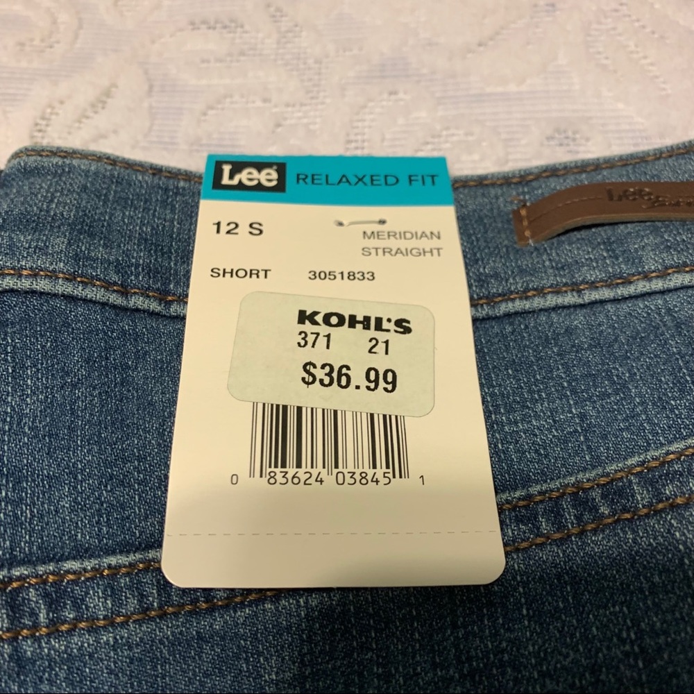 Jeans-Lee Relaxed Fit 12 Short- new w tags - Picture 3 of 3
